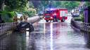 Automobilist strandt onder spoorbrug in Geldrop