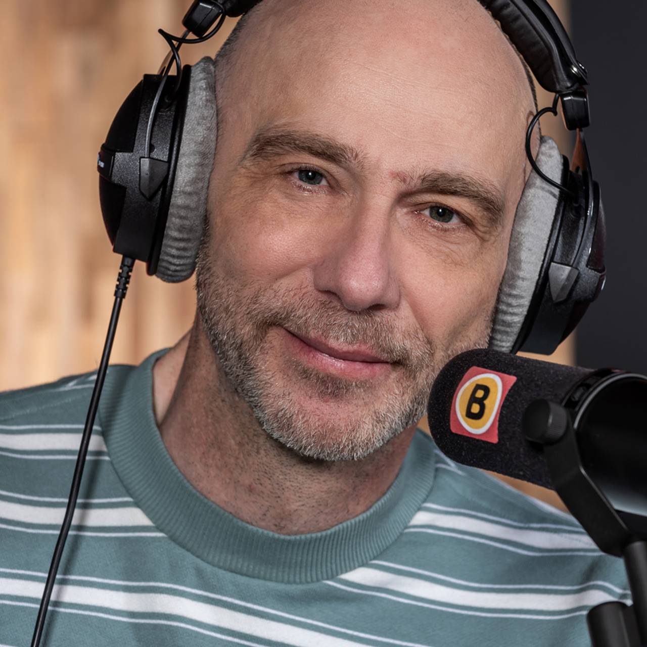 Hubert Mol maakt de allergezelligste radio van heel Brabant (en ver daarbuiten). De beste muziek om op te werken of te poetsen, leuke gasten en natuurlijk een spelletje.