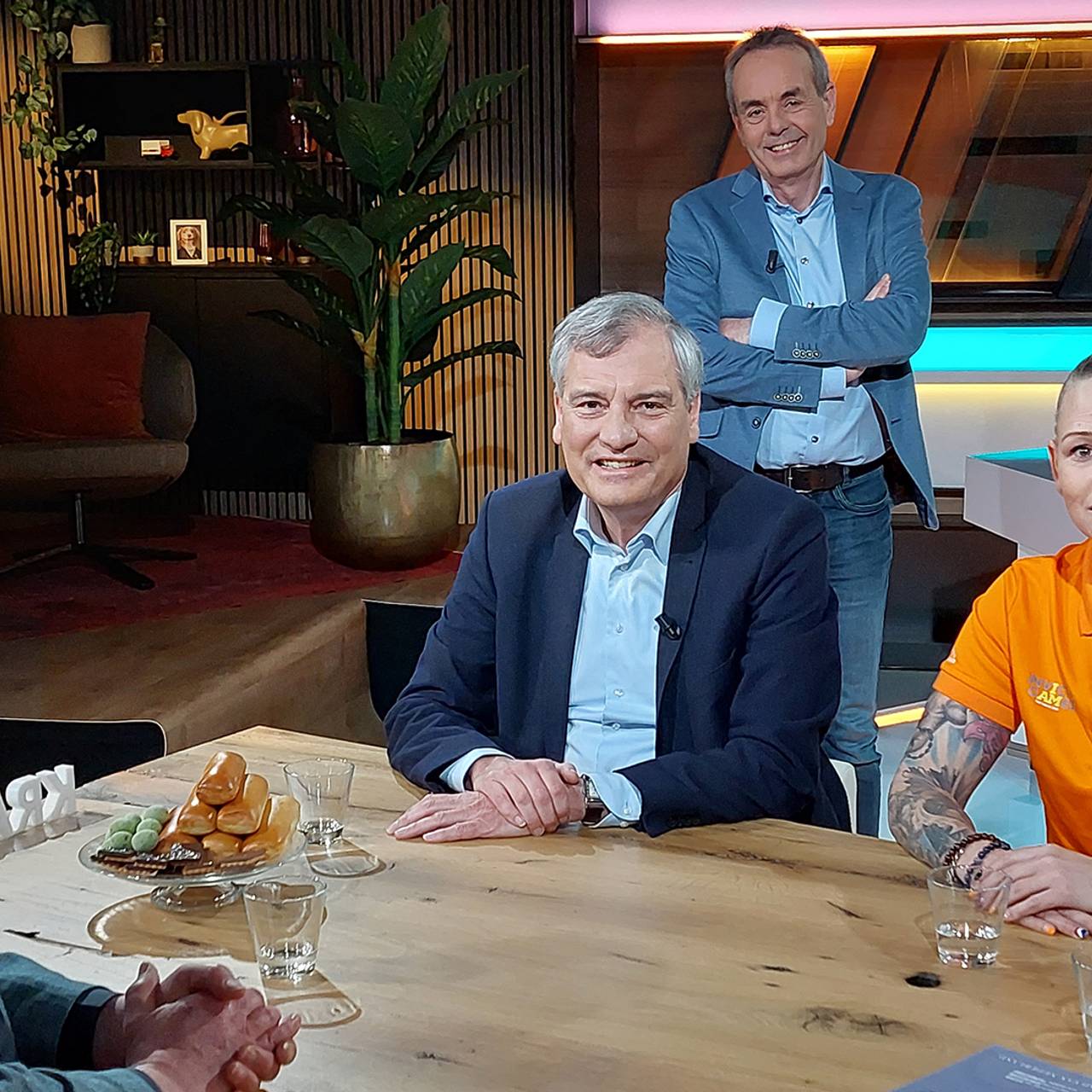 Dit jaar gewoon weer 3 Uurkes Vurraf bij Omroep Brabant. En…… een jubileum editie. De 33e keer 3 uurkes Vurraf!
Het publiek is er digitaal bij vanuit hun eigen huiskamer, te zien op een grote Vidiwall. Maar heel Brabant kan vanaf 15:00 uur op carnavalsvrijdag genieten van de allerbeste carnavalsartiesten, die worden ontvangen door presentatoren Jordy Graat en Christel de Laat.