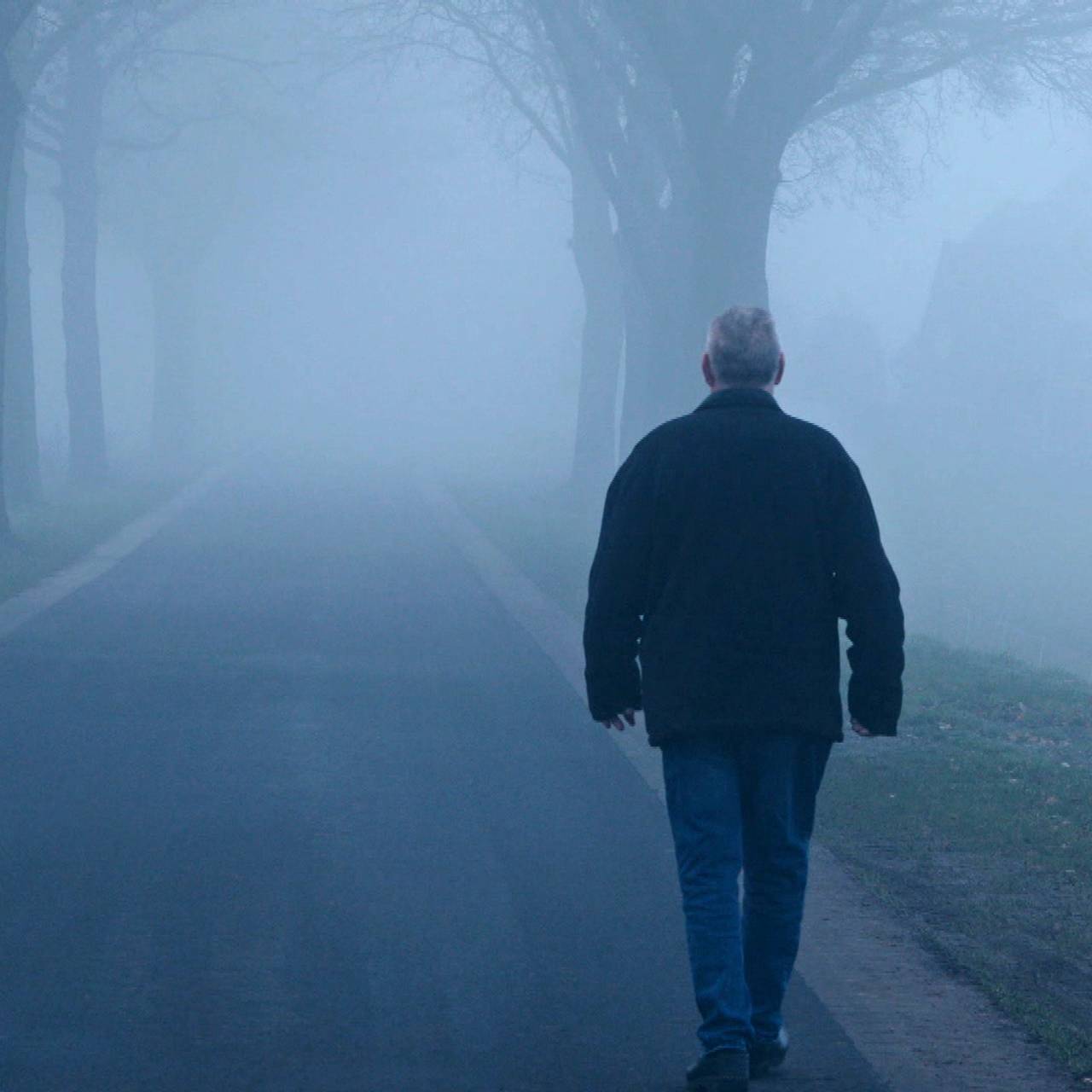 25 geleden hield de varkenspest huis in Brabant. Miljoenen dieren werden gedood, door de ziekte of ze werden geruimd. Een nachtmerrie voor de varkensboeren van wie de bedrijven werden geruimd. Vier boeren kijken in deze documentaire terug op de crisis, die diepe wonden sloeg. Veroorzaakt door een virus, dat nog steeds op de loer ligt.