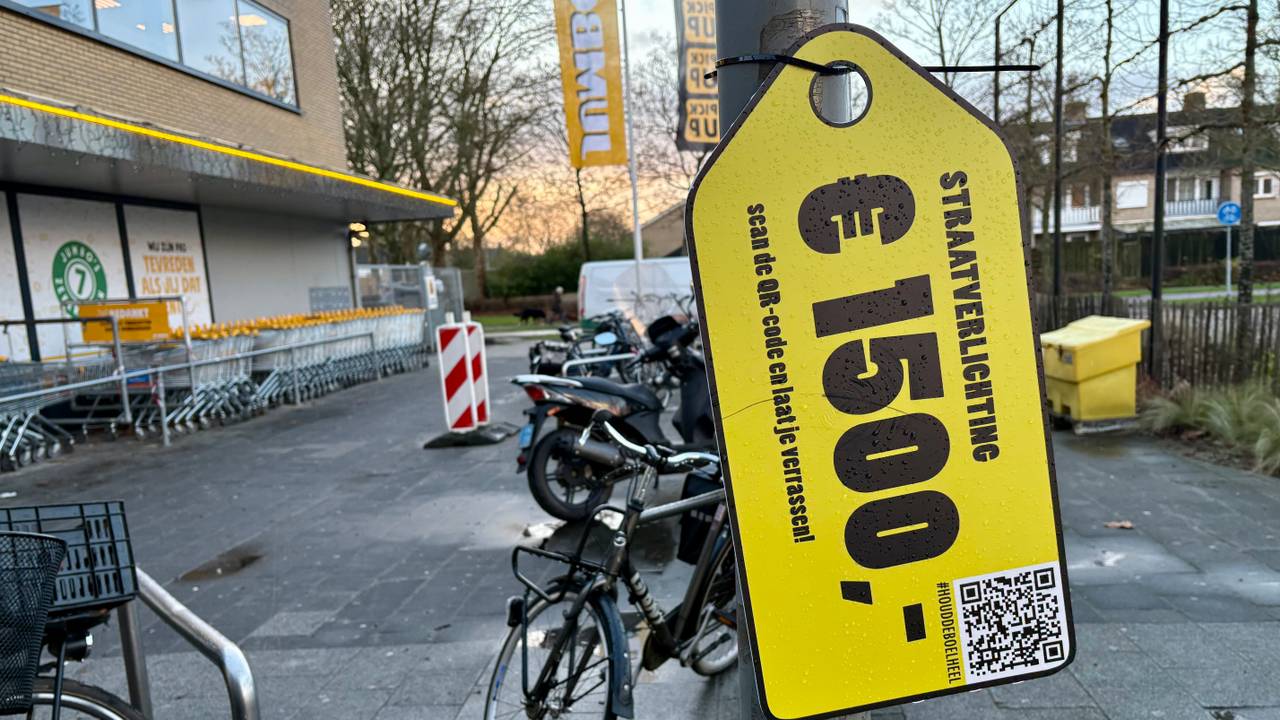 Een lantaarnpaal met een prijskaartje met QR-code (foto: Erik Peeters)