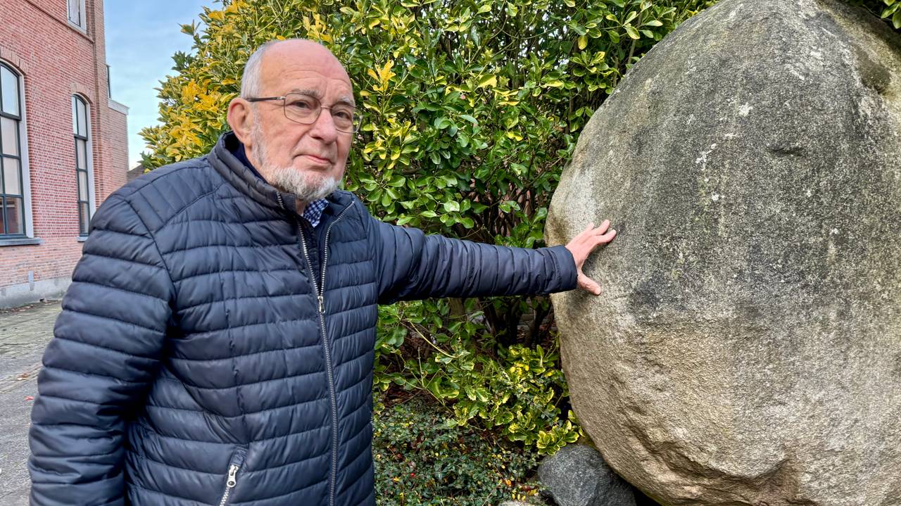 Oud-voorzitter Jan Bedaf van de heemkundekring bij de 'dondersteen' (foto: Erik Peeters) 