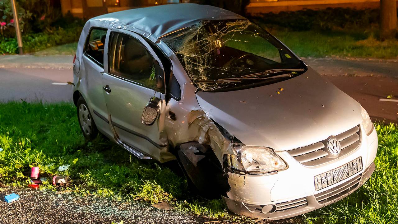Vrouw gewond nadat ze met auto uit de bocht vliegt in Oss - Vimarsana News