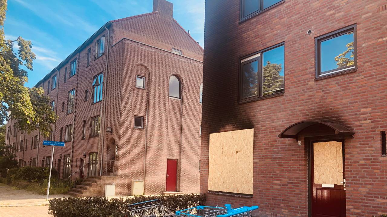 Het huis op de hoek van de Moreelselaan raakte zwaarbeschadigd.