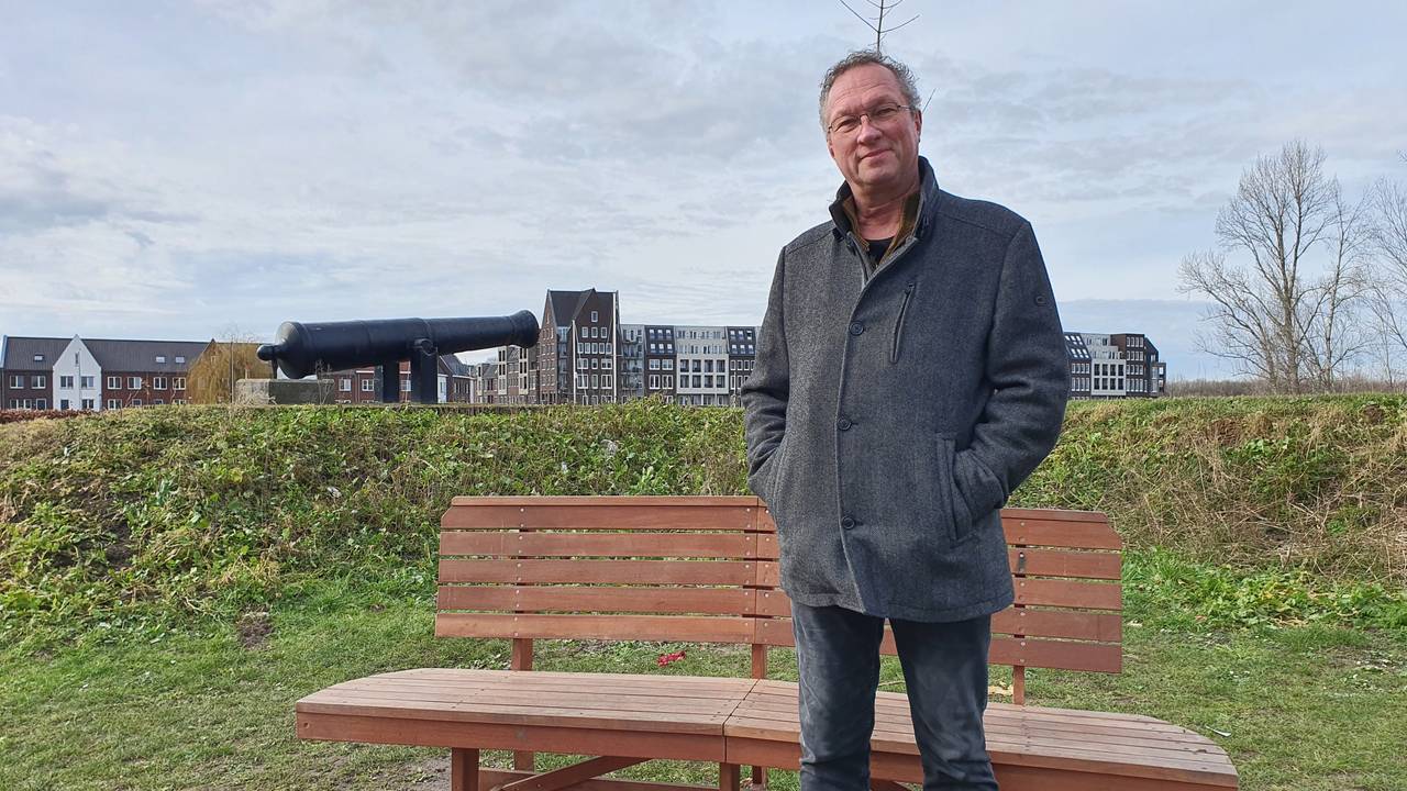 Jeroen Mol bij het herdenkingsmonument in Grave voor de coronadoden. 