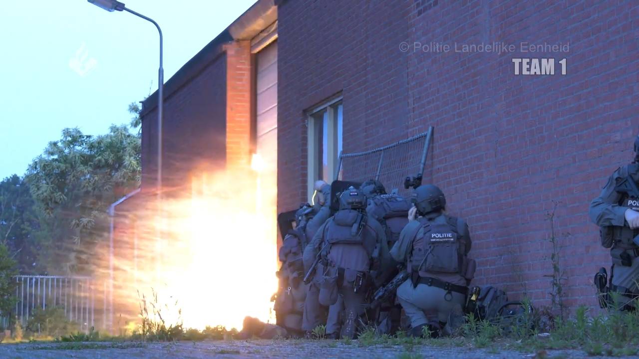 De politie viel de loodsen binnen (beelden: de politie)
