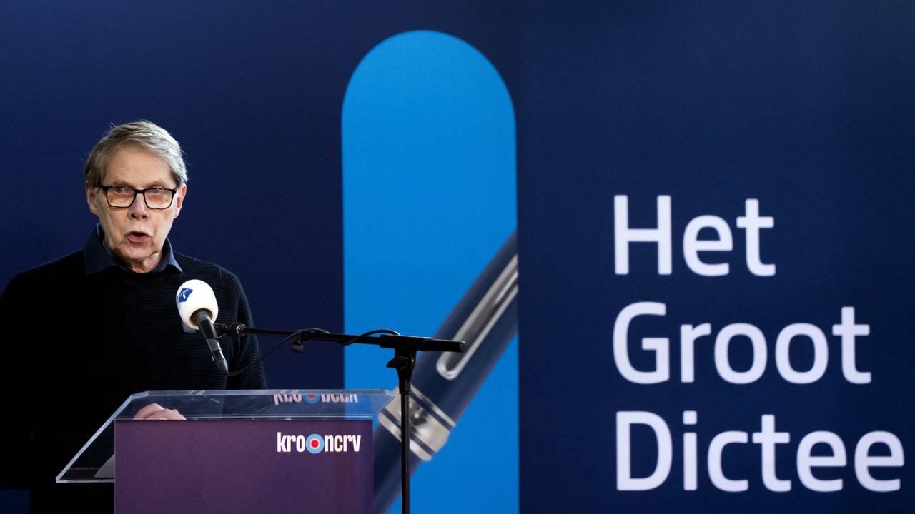 Schrijver Wim Daniels tijdens het Groot Dictee der Nederlandse Taal (foto: ANP).