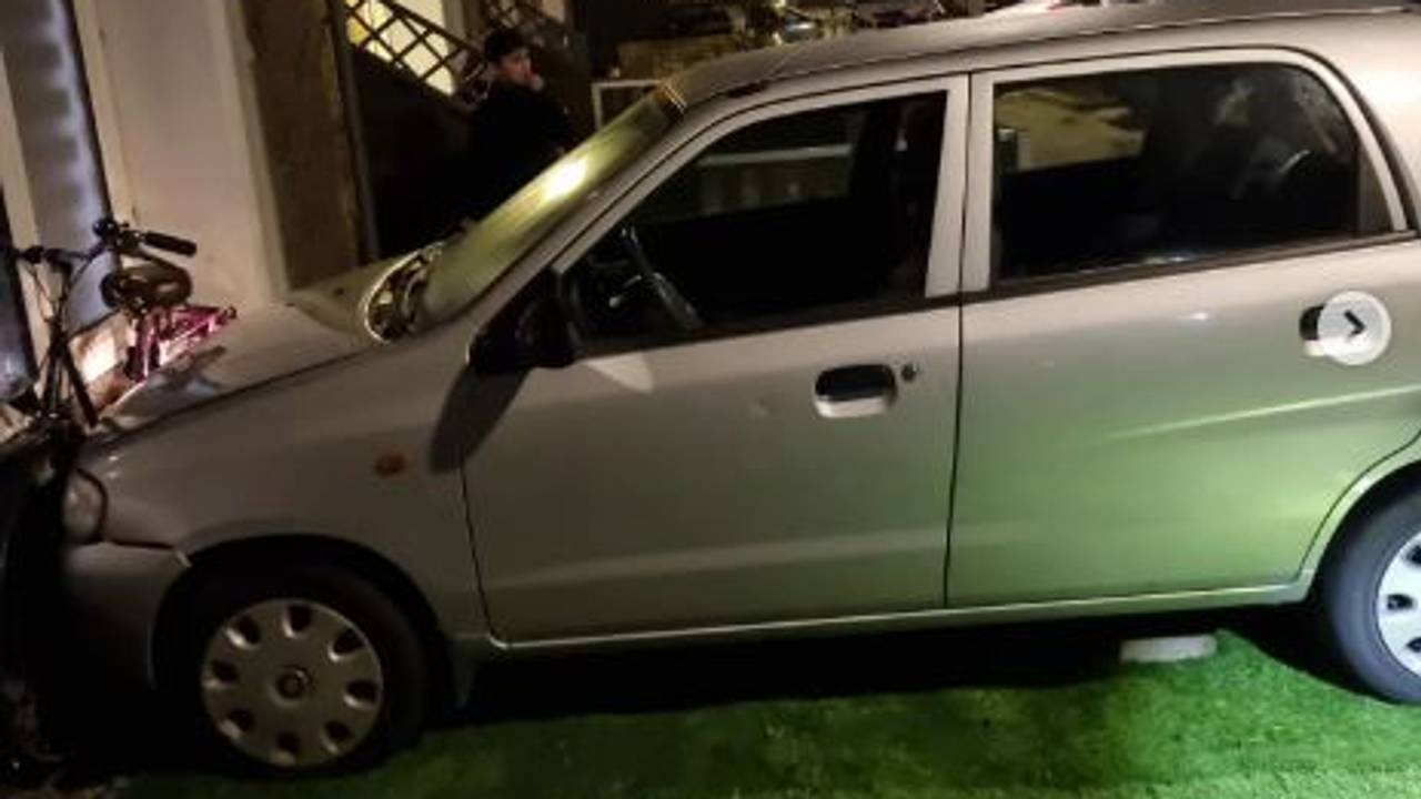 De auto botste op een gevel aan de Ruysdaelstraat in Oudheusden (foto: Instagram wijkagent Meierij).