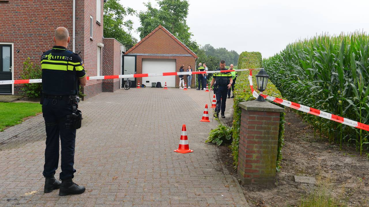 Zwaargewonde Man Gevonden, Politie Gaat Uit Van Woningoverval - Omroep ...