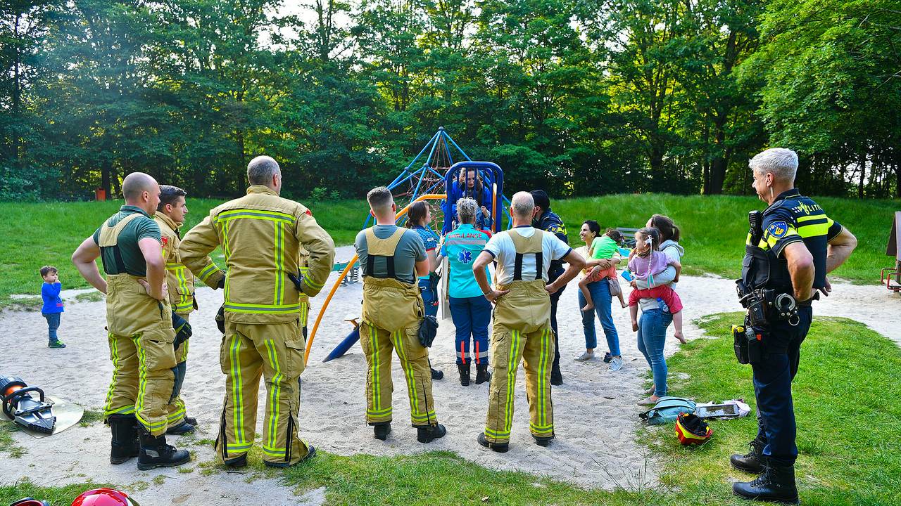 Het meisje dat vast kwam te zitten in Veldhoven, kreeg veel hulp (foto: Rico Vogels/SQ Vision Mediaprodukties).
