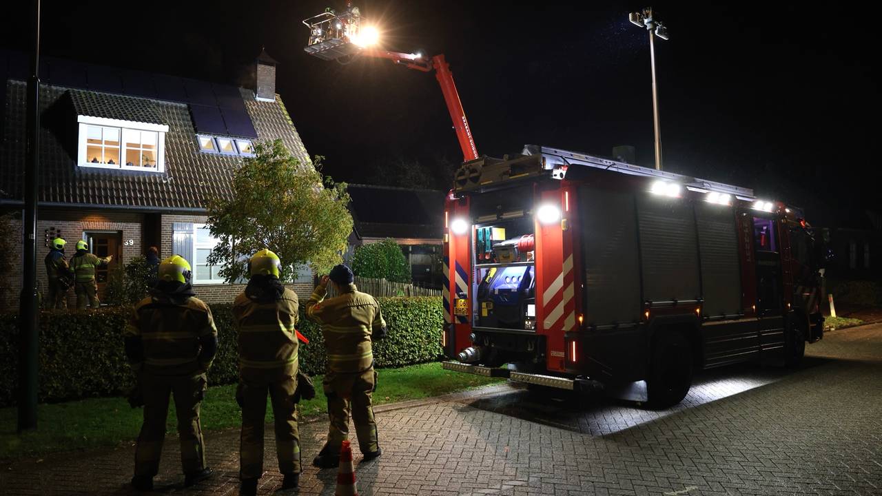 De brandweer bij het huis aan de Roderweg in Liempde (foto: Sander van Gils/SQ Vision).