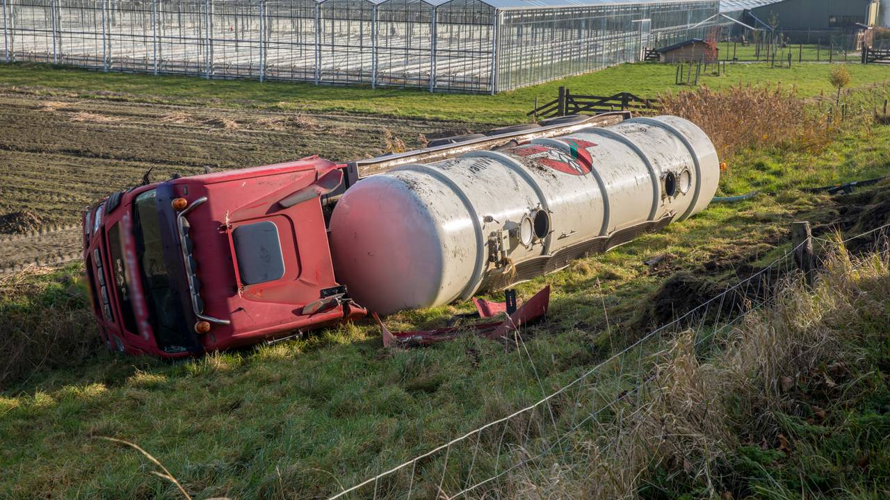 Vrachtwagen rijdt van dijk en belandt op z'n kant (foto: Christian Traets/SQ Vision).