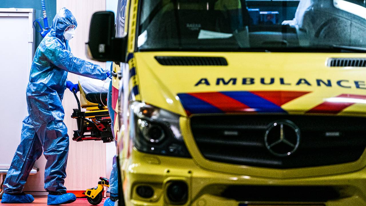 Ziekenhuismedewerkers maken een coronapatient gereed voor herplaatsing vanuit het TweeSteden Ziekenhuis in Tilburg. Foto: ANP