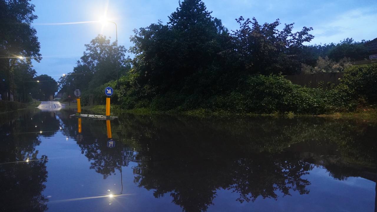 Een aantal straten in Rosmalen is voorlopig afgesloten (foto: Bart Meesters/Meesters Multi Media/SQ Vision).