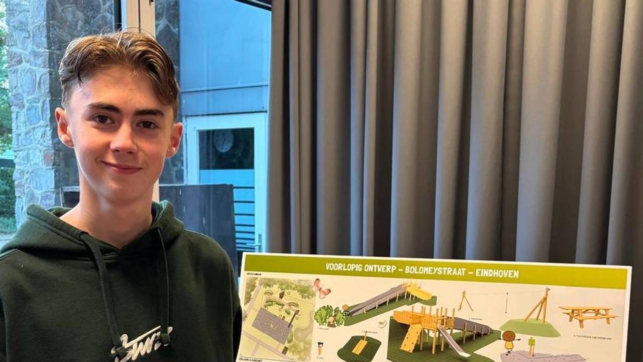 Tijn met zijn ontwerp (foto: Esther Broers).