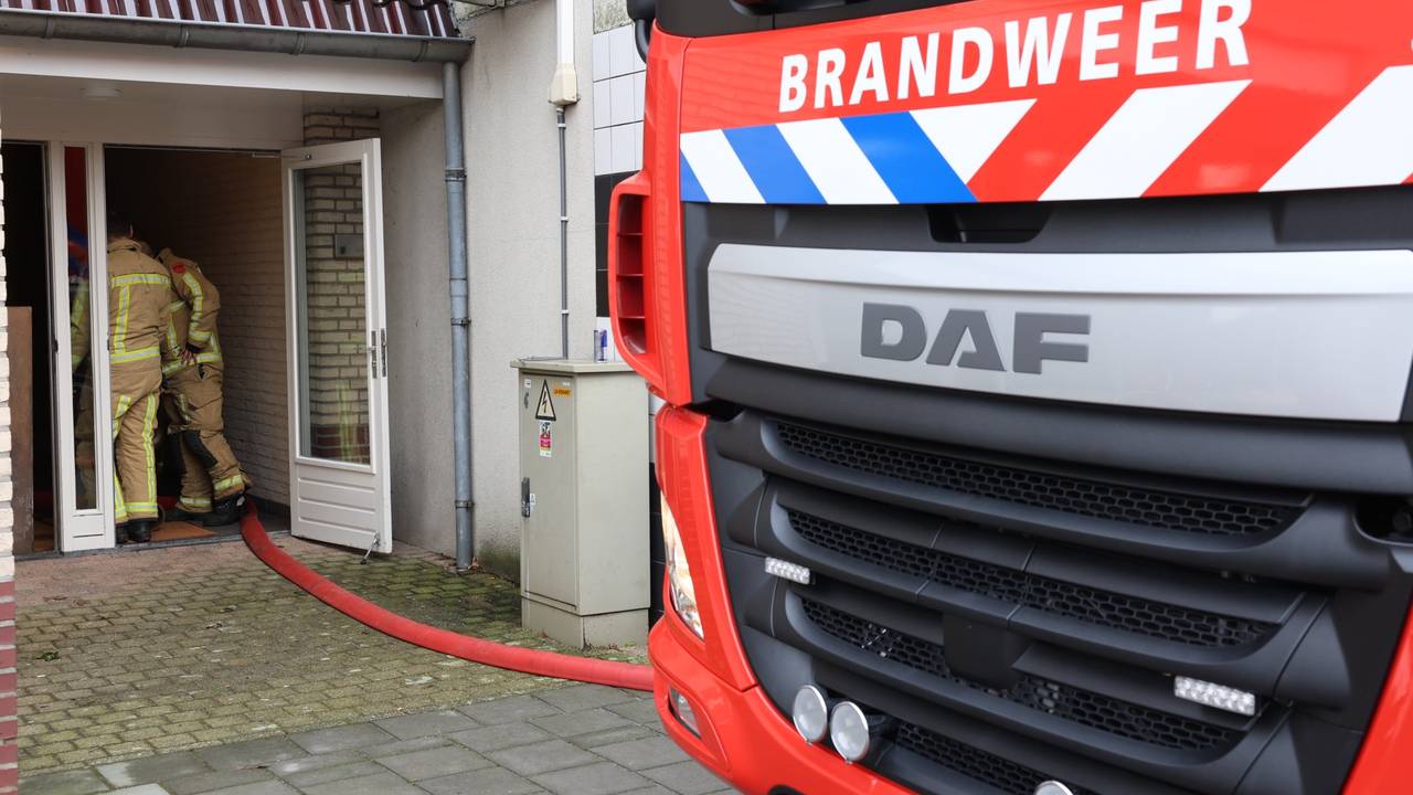 De brandweer pompte de liftschacht met een dompelpomp leeg (foto: Sander van Gils/SQ Vision).