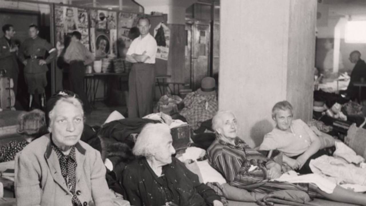 Teruggekeerde joodse Nederlanders in Eindhoven (foto: NIOD).