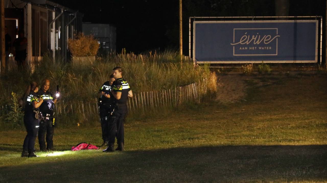 Aan de kant werden spullen van de vermiste Nijmegenaar gevonden (foto: Kevin Kanters/SQ Vision).