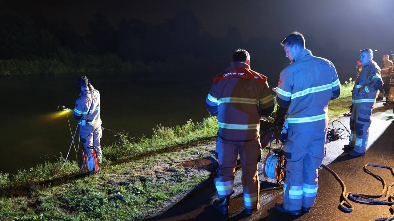 Car Plunges into Canal in Rosmalen: Driver and Passenger Rescued Safely