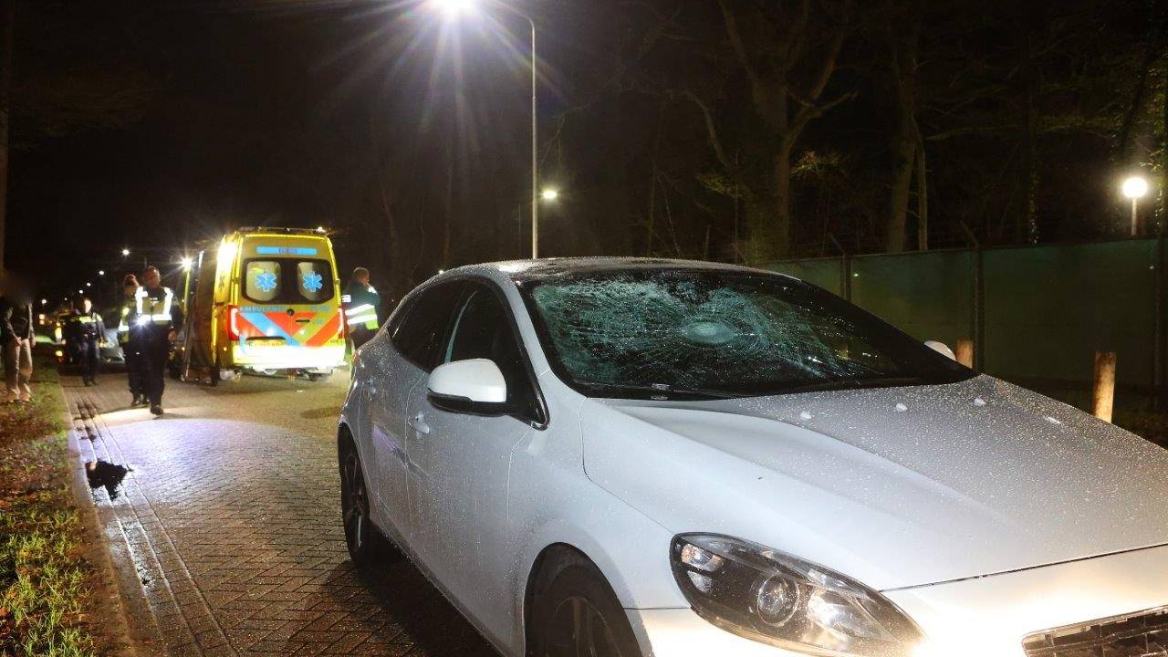 Het slachtoffer kwam bij de aanrijding in Vught op de auto terecht (foto: Bart Meesters).