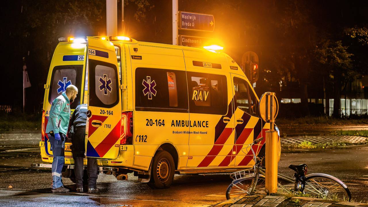 De fietsster is in een ambulance naar een ziekenhuis gebracht (foto: Jack Brekelmans/SQ Vision).