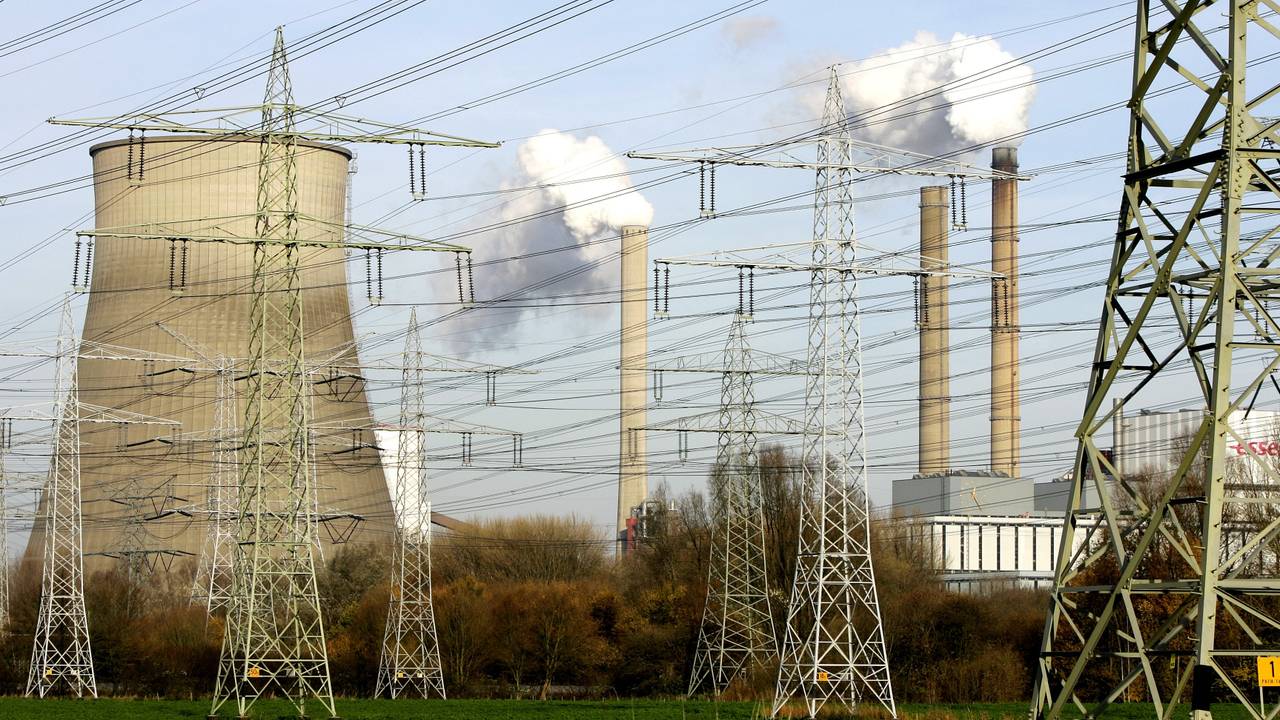 Het converterstation komt aan de Standhazensedijk, ten westen van de Amercentrale.