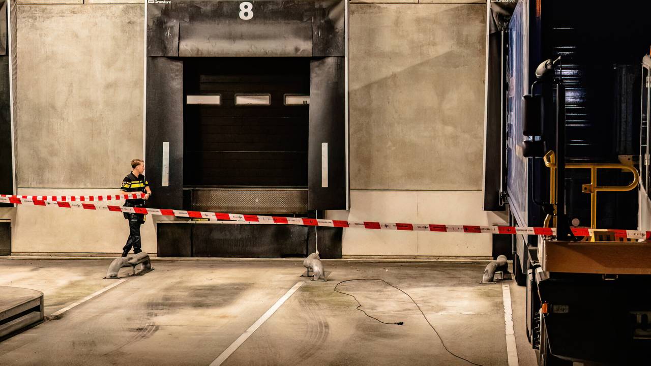 Een deel van het bedrijf in Tilburg werd na het ongeluk afgezet (foto: Jack Brekelmans/SQ Vision).