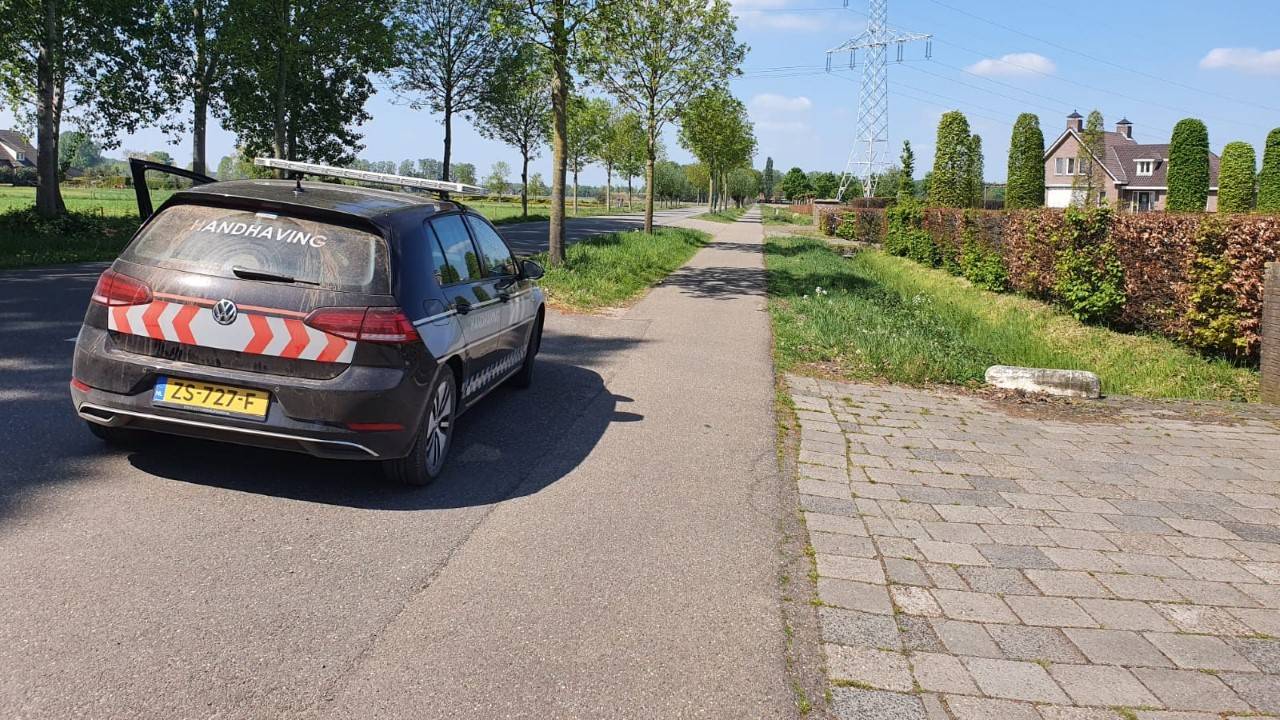 Er is bewaking ingesteld in Beek en Donk om pottenkijkers op afstand te houden (foto: Lola Zopfi).