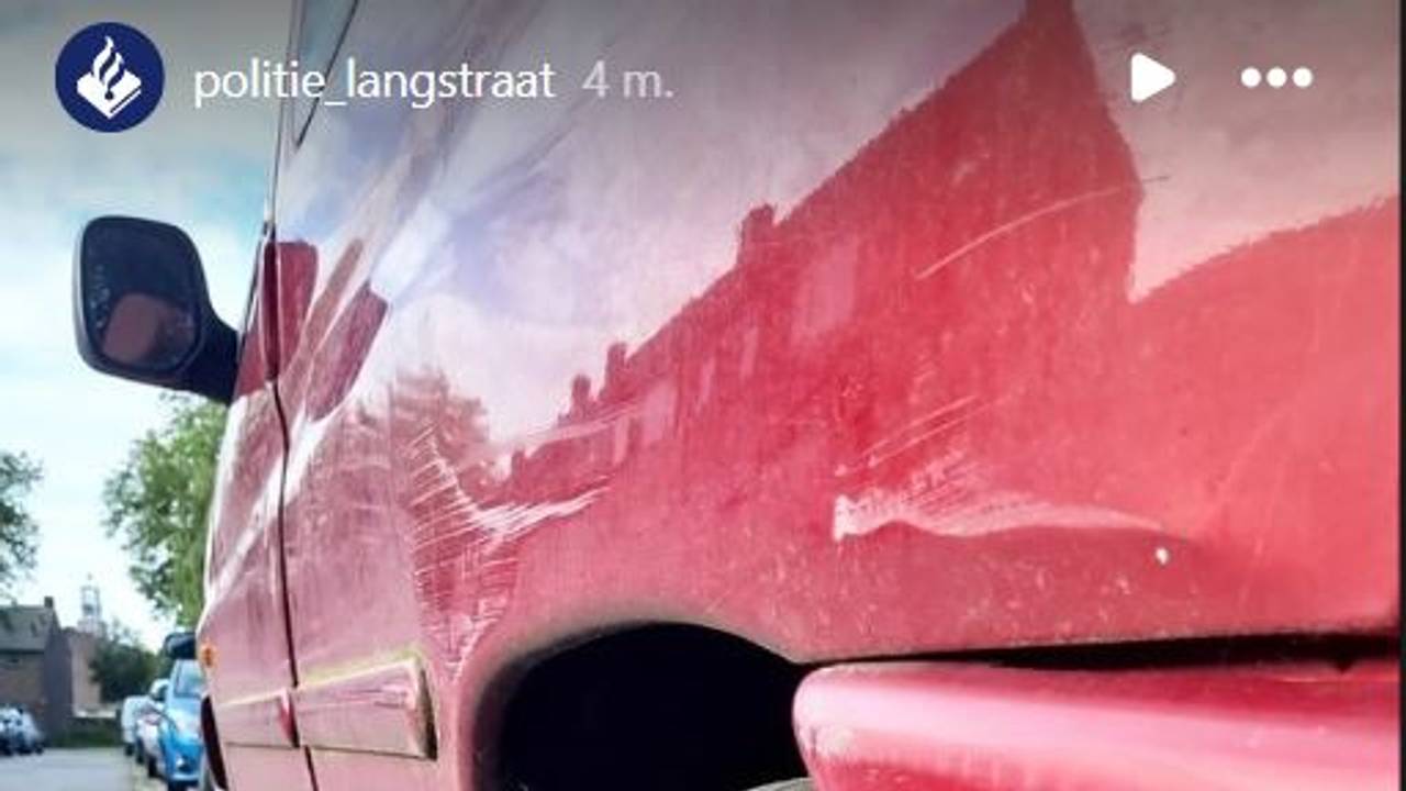 De verlaten auto in Rijen (foto: Instagram politie Langstraat).