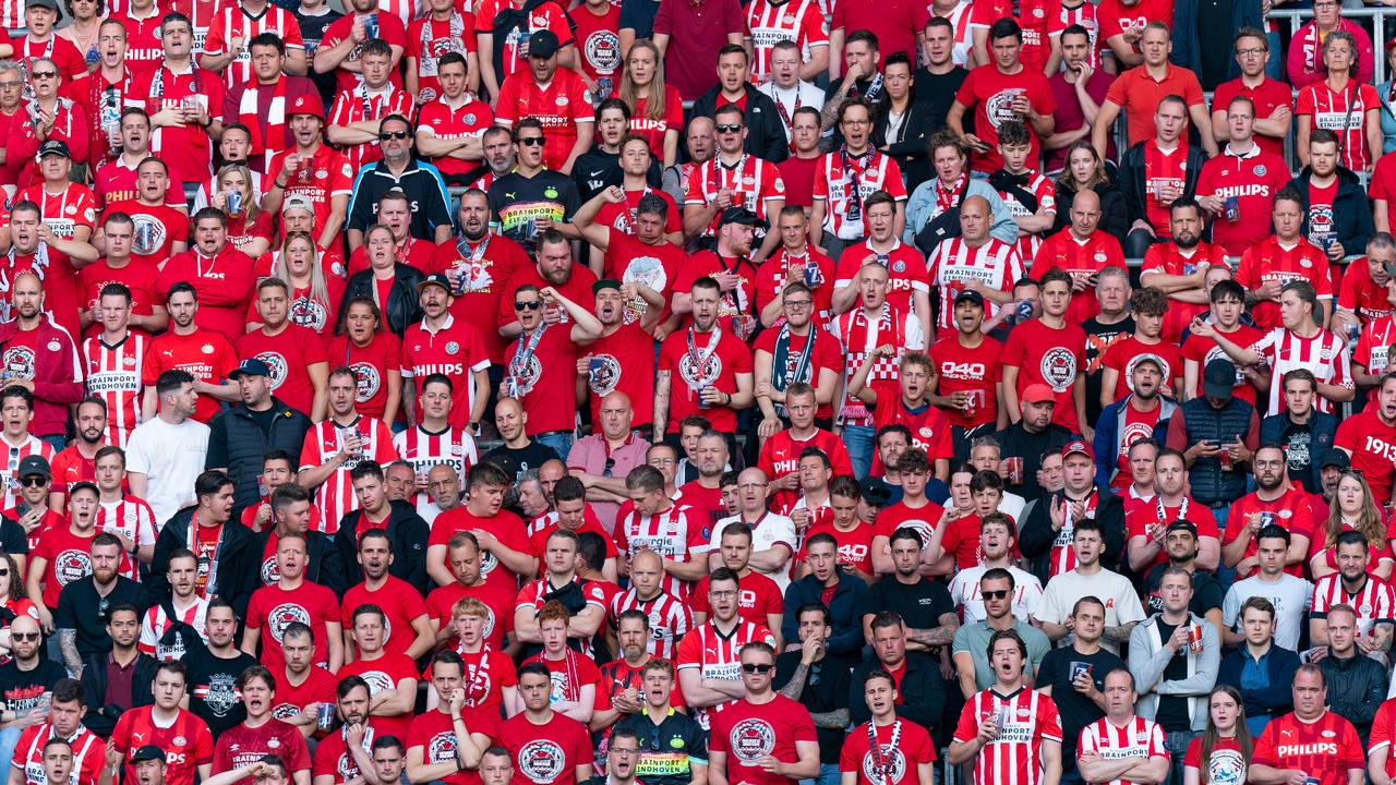 De dresscode bij de supporters van PSV is rood. (Foto: Orange Pictures)