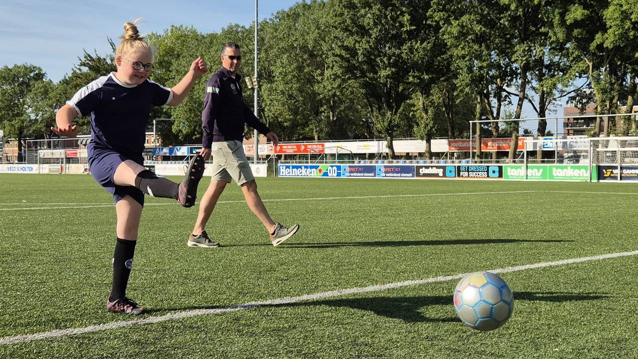 Ralph de Ruiter kijkt toe hoe zijn nichtje Norah een bal richting het doel schiet (foto: Niek de Bruijn).