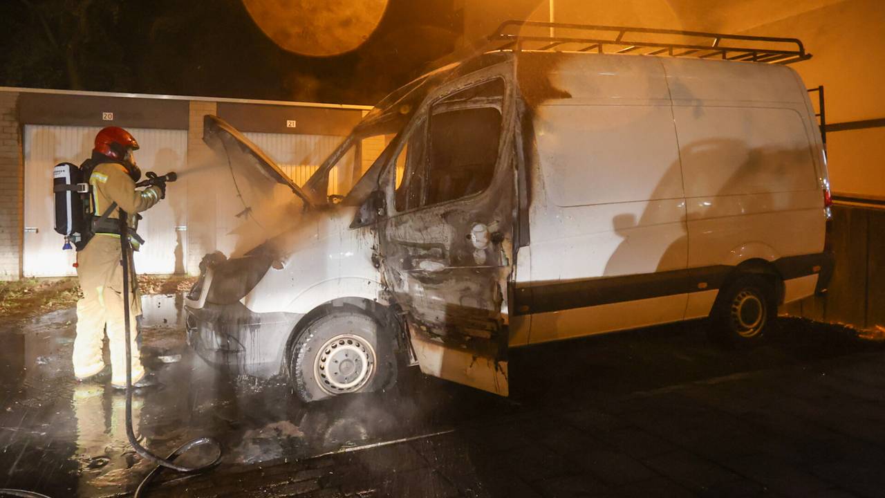 De brandweer bluste de bedrijfsbus (foto: Arno van der Linden/SQ Vision).