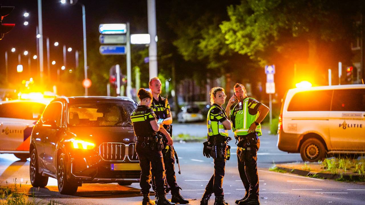 Agenten posten bij de auto die betrokken was bij de botsing (foto: SQ Vision).