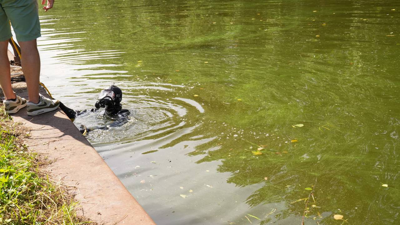 Waarnaar de politie precies op zoek is in het kanaal bij Beek en Donk is vooralsnog niet bekendgemaakt (foto: Harrie Grijseels/SQ Vision).