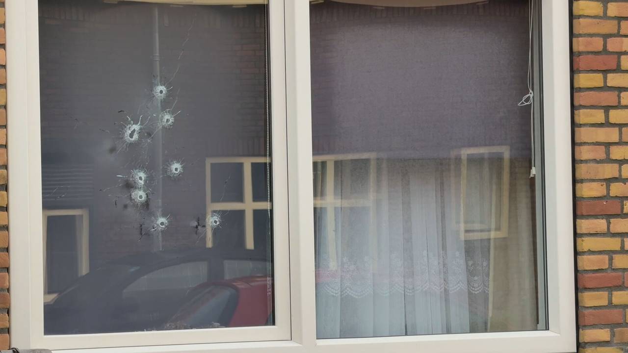 De woning aan de Jan Stevensstraat werd acht keer onder vuur genomen (foto: Omroep Brabant).