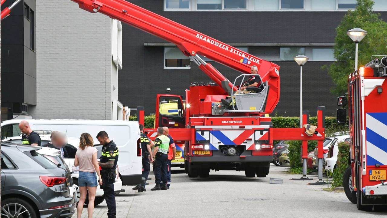 Brandweer en politie aan de slag (foto: Perry Roovers/SQ Vision).