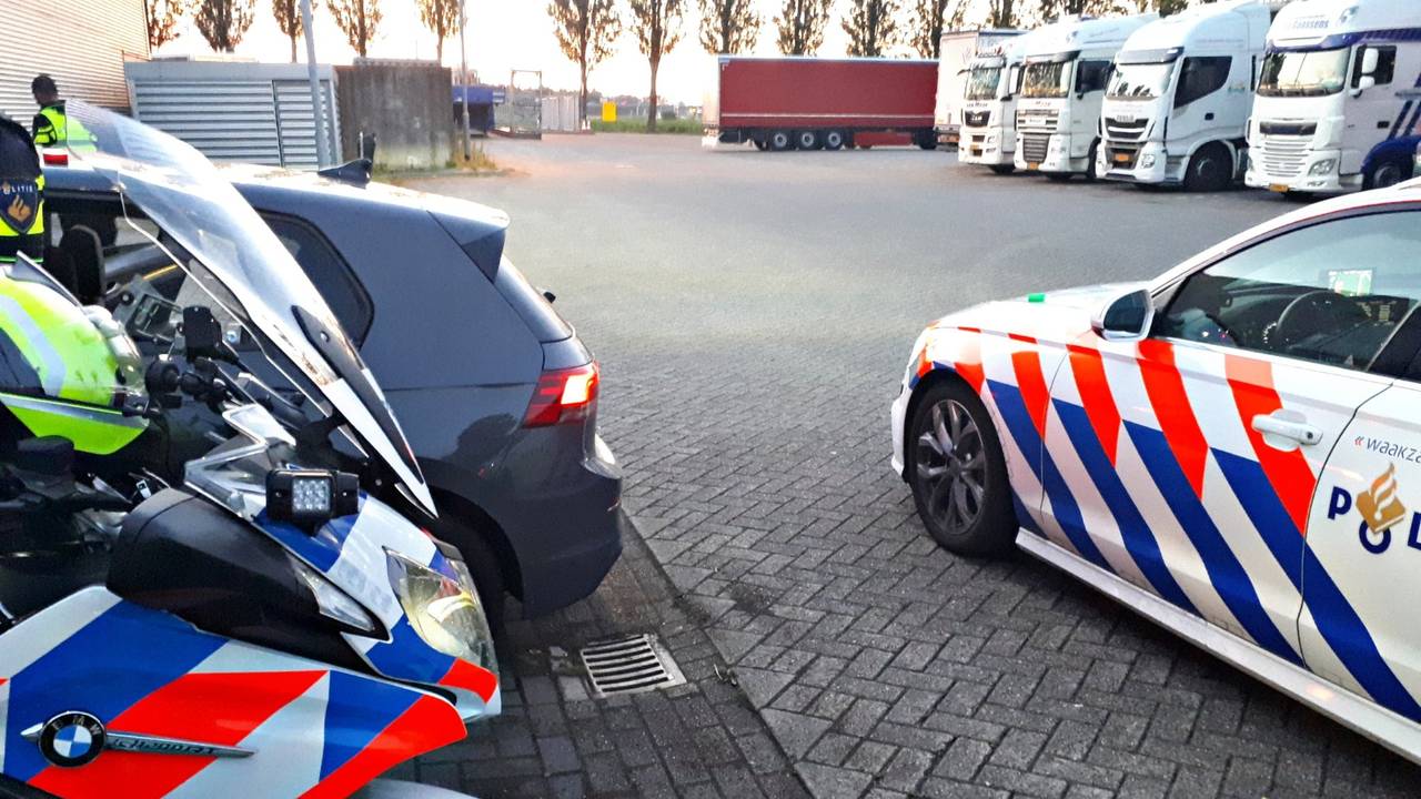 Een automobilist moest zijn auto inleveren na racen over de A16 (foto: Team Verkeer Zeeland-West-Brabant / Twitter).
