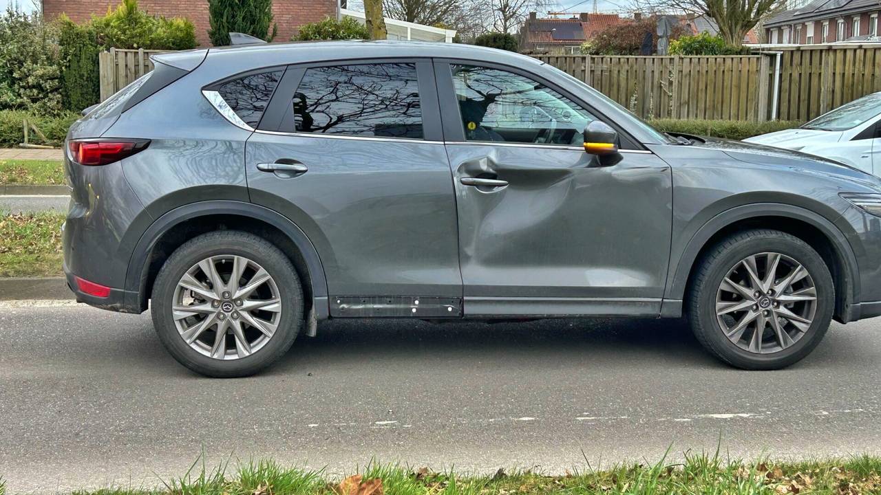 De auto liep schade op (foto: Rico Vogels/SQ Vision).