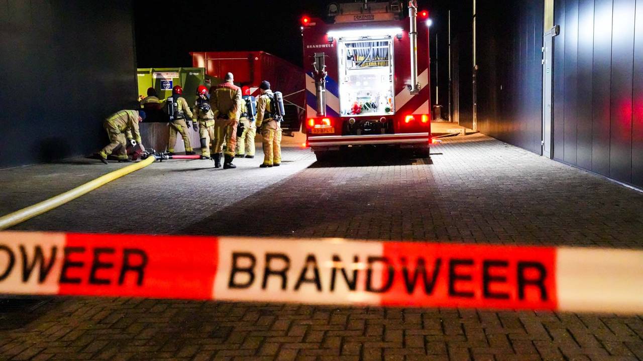 De brand in het accupakket in Helmond laaide vrijdagnacht weer op (foto: Harrie Grijseels/SQ Vision).