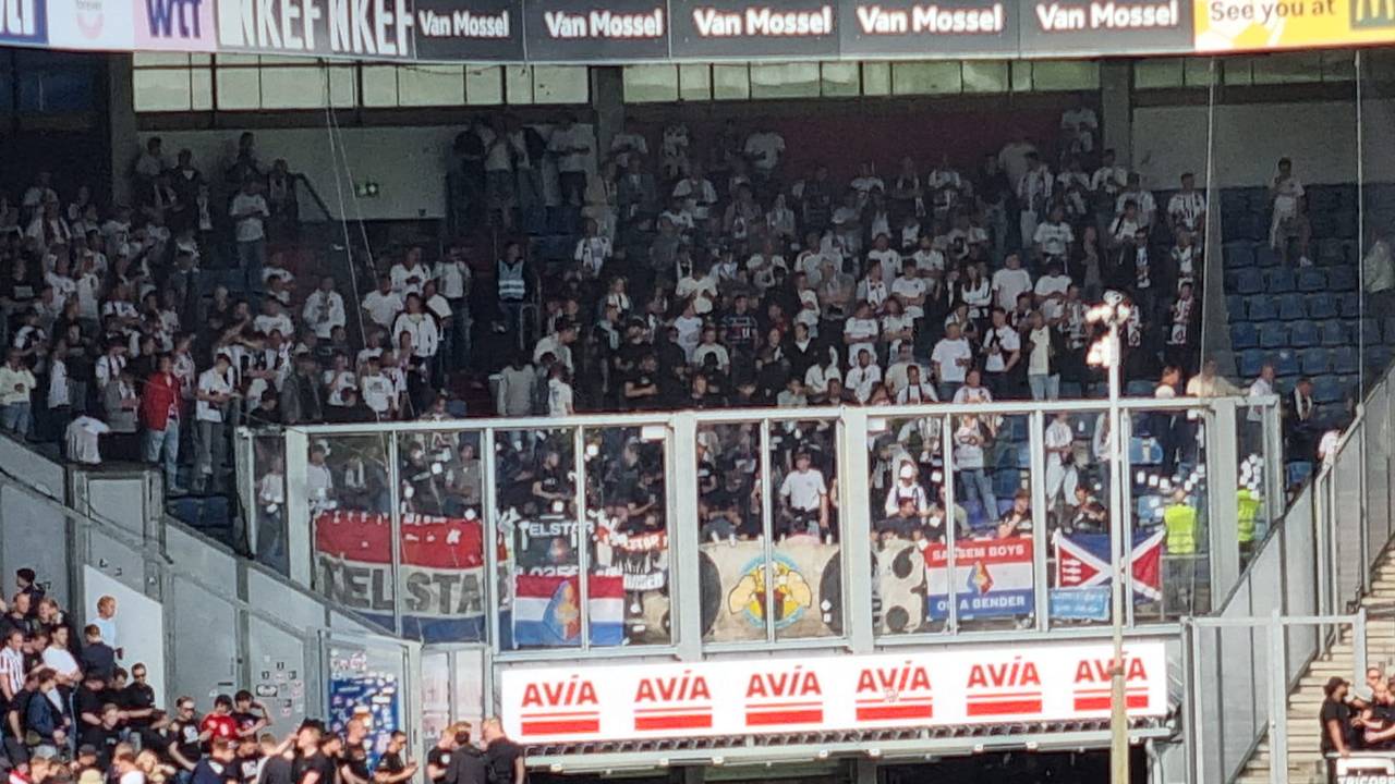 Supporters van Telstar in het Koning Willem II Stadion. (Foto: Leon Voskamp)