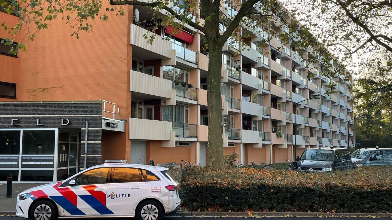 De politie doet onderzoek in en bij het appartementencomplex in Cuijk (foto: Marco van den Broek/SQ Vision).
