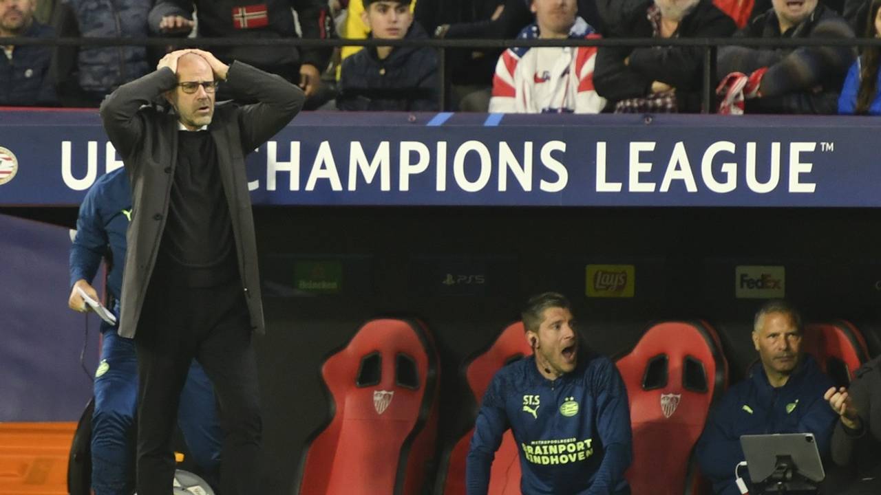 Peter Bosz tijdens de Champions League confrontatie tegen Sevilla (foto: ANP).
