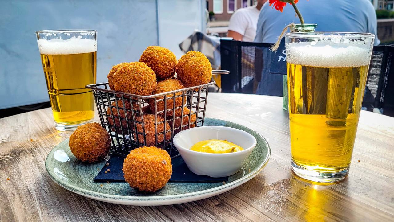 Pilsje op terras kost gemiddeld 3 euro 'Maar de glimlach blijft gratis