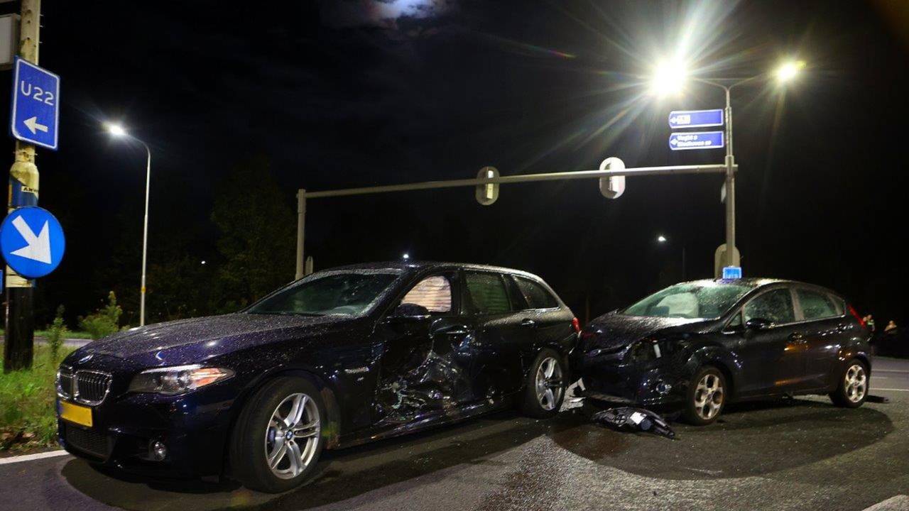 Drie inzittenden van auto gewond bij harde botsing op kruising in Tilburg.