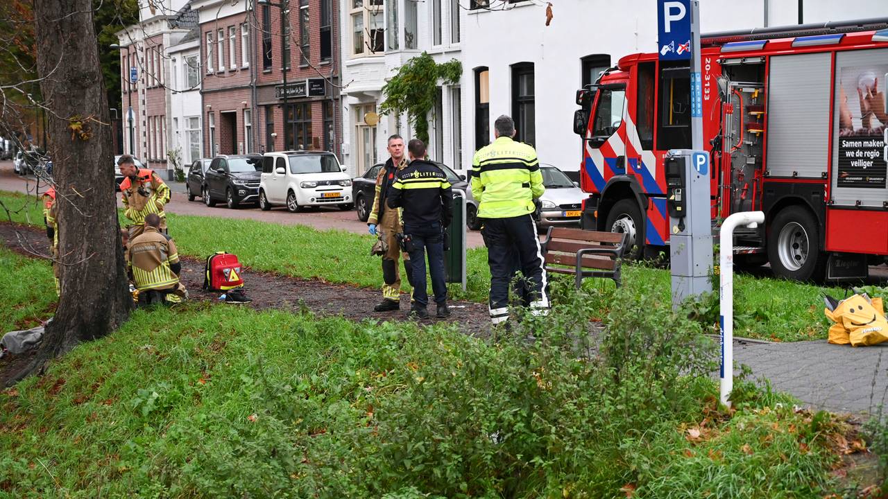 De brandweer haalde de man uit het water aan de Nijverheidssingel in Breda (foto: Perry Roovers/SQ Vision).