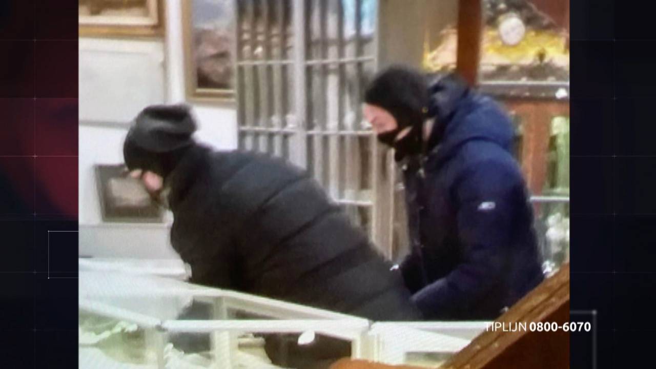De overvallers slaan vitrines kapot en grijpen sieraden