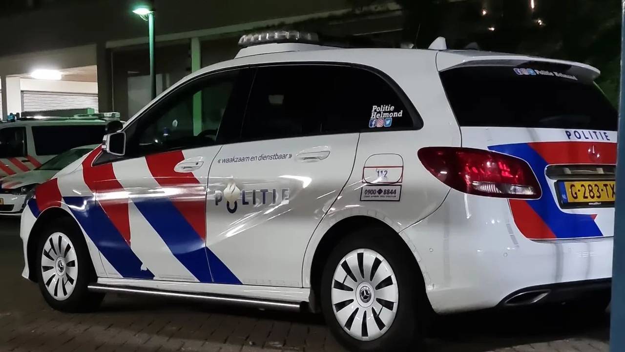Agenten konden de automobilist stoppen na een ware dollemansrit door Helmond (foto: Facebook politie Helmond).