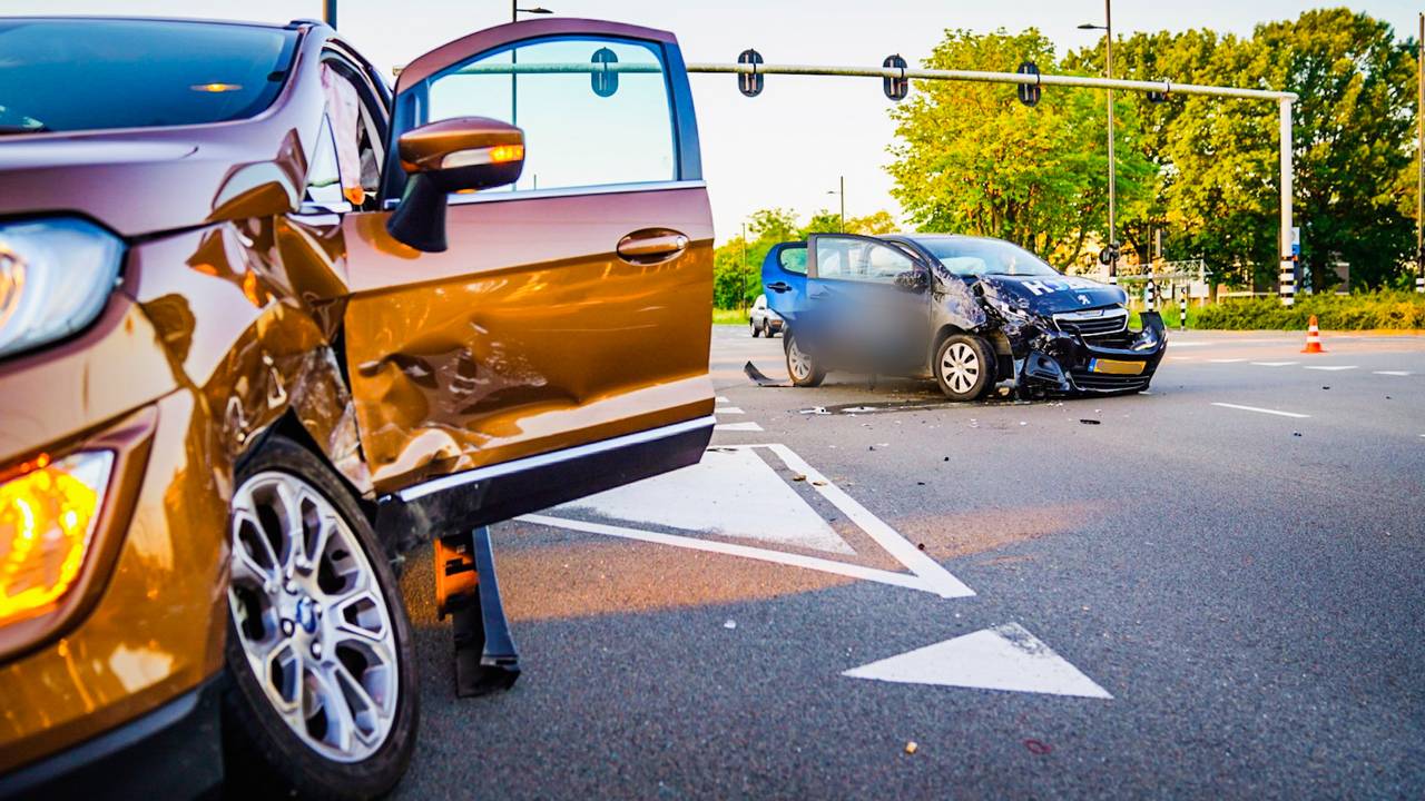 Twee auto's botsen op kruising in Eindhoven, man gewond - Vimarsana News