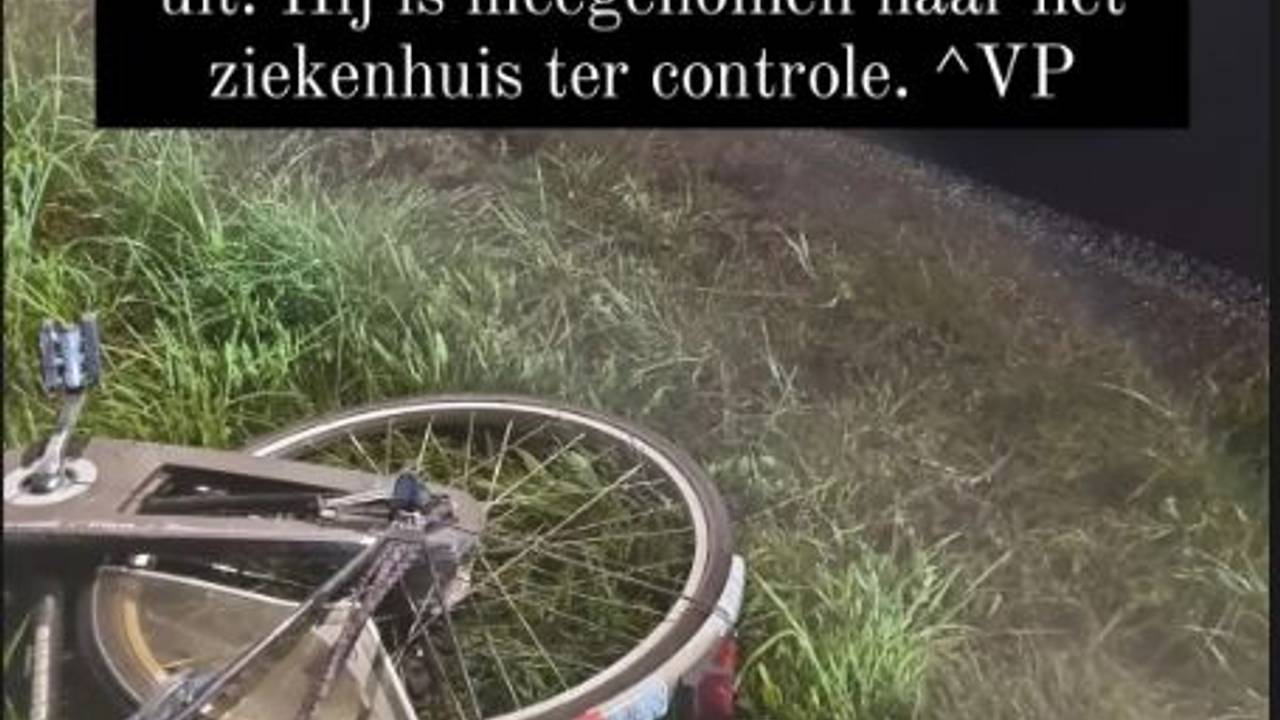 De fietser is na zijn val in de sloot in Waalwijk naar een ziekenhuis gebracht voor controle (foto: Instagram politie Langstraat).