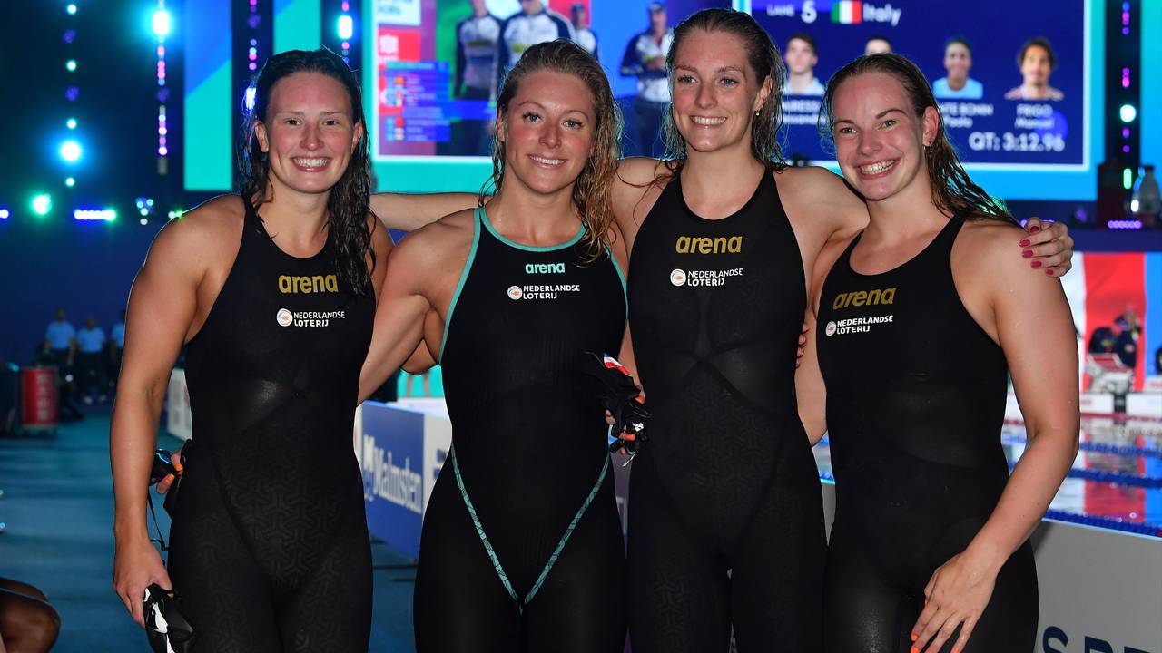 Kim Busch (links) met de gouden Nederlandse ploeg (foto: Gian Mattia D'Alberto/LaPresse via ZUMA Press)